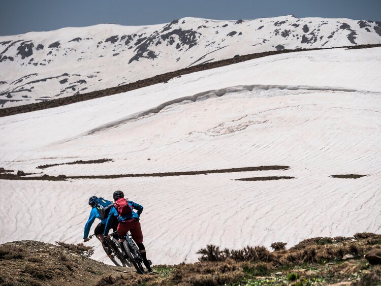 With remnants of a heavy winter snowpack preventing a full ascent of Iraq’s second highest mountain, Mount Halgurd, the team were left to explore trails on its flanks. Here Eric Porter and Dennis Beare call time on the uphill push and dive into a full 1000m descent back to the valley floor.