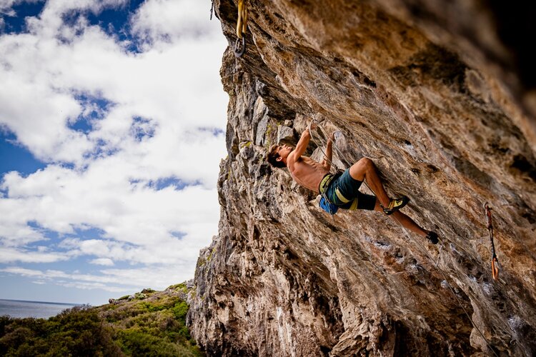 Paul Donovan ‘Toy Shopping’ at Bobs Hollow. A 26, or 7b+ in euro money. Just have to watch out for the local snakes who seem to like the pockets as much as the climbers.
