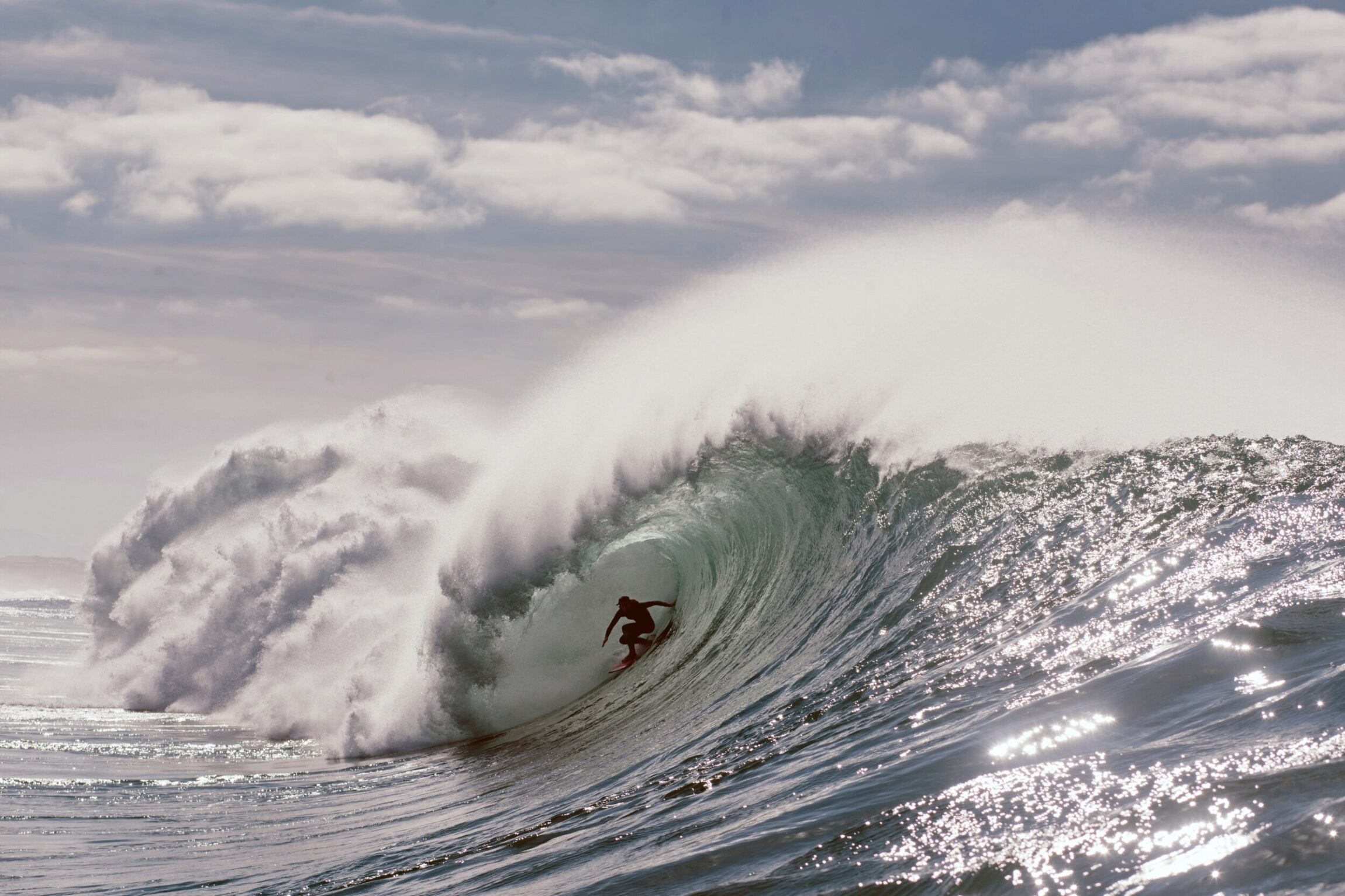 Justine navigates her way through a perfect heavy Hossegor barrel, the most renowned surf town on France’s Atlantic coast. © Bastien Bonnarme / Red Bull