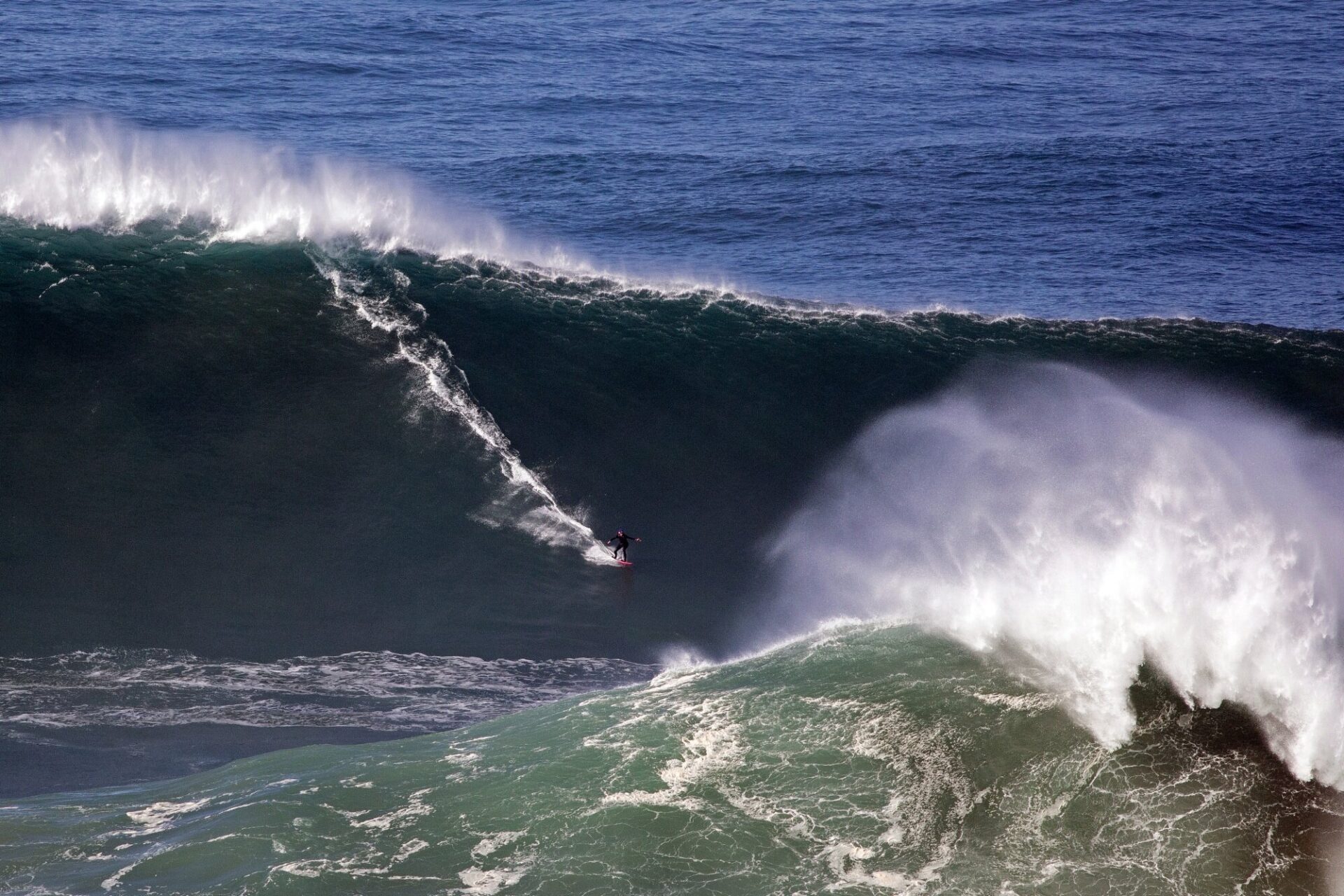 Justine charging during the first winter swell at Praia do Norte, Portugal, in October 2020. © Hugo Silva / Red Bull