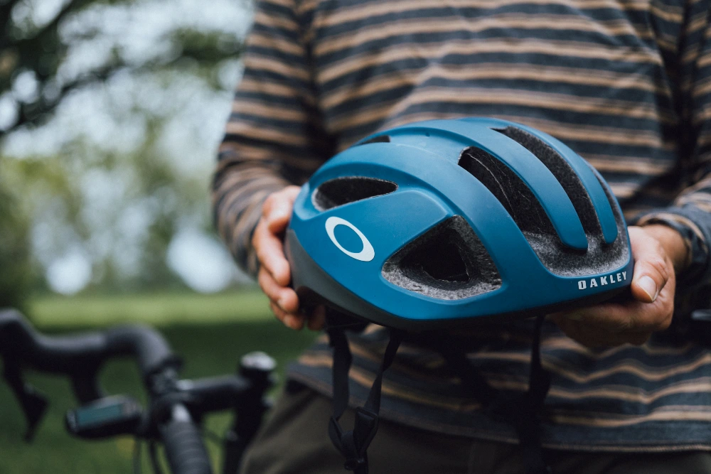 Indsigtsfuld vold Bløde fødder Review: Oakley Aro 3 MIPS Helmet - BASE Magazine