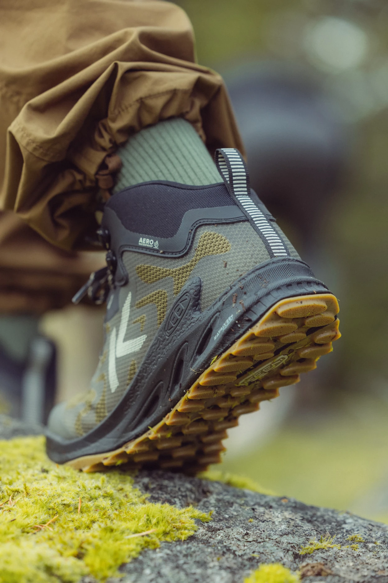 ヴォエ Men's Zionic NXT Waterproof Hiking Boot | Dark Olive/Black | KEEN